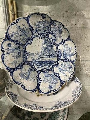 une grande quantité d'assiettes bleues et blanches empilées les unes sur les autres