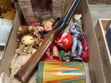 une boîte remplie d'objets divers, dont une arme à feu et d'autres objets