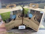 Deux cartons de sacs à dos « Aqua » sont exposés dans un magasin
