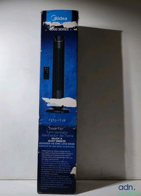 une boîte contenant un purificateur d'air noir
