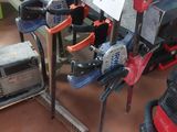 un grand nombre d'outils posés sur une table