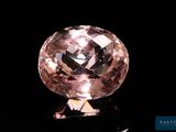 gros plan d'un diamant rose sur une surface noire