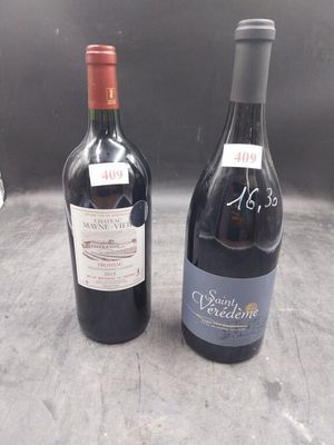 deux bouteilles de vin posées l'une à côté de l'autre sur une table