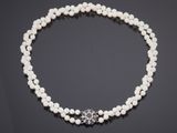 un collier de perles de culture et de diamants