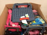 une boîte en carton remplie de bagages et d'autres objets