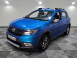 la dacia bleue est garée sur un carrelage à carreaux