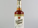 une vieille bouteille de bourbon « Kentucky Tavern » posée sur une table