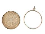 une image représentant une pièce d'argent et une bague en argent sur un fond blanc