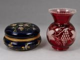 deux vases posés l'un à côté de l'autre sur une table