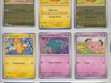 de nombreuses cartes Pokémon différentes exposées dans une vitrine