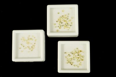 SAPHIR jaune. Lot de petits saphirs jaunes, en taille ronde,…