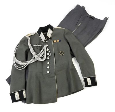 une photo représentant l'uniforme d'un officier de l'armée allemande, avec une chaîne au col