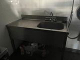 un lavabo et un autre lavabo dans une petite pièce