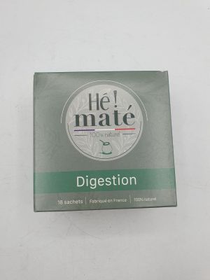 les comprimés pour la digestion « Mate » dans une boîte posée sur une surface blanche