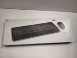 un boîtier sur lequel se trouvent un clavier et une souris