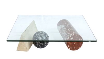 une table en verre sur laquelle repose une boule de marbre