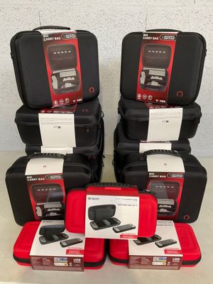 Plusieurs bagages sont empilés les uns sur les autres sur une table