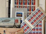 beaucoup de timbres et de cartes postales posés sur une table