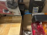 de nombreux cartons d'objets hétéroclites posés sur le sol