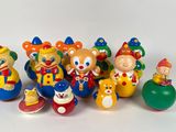 un tas de figurines de clowns posées sur une surface blanche