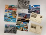 de nombreuses cartes postales accrochées sur le frigo