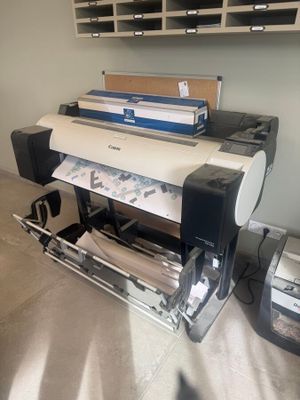 une imprimante posée sur un bureau