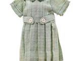 robe à carreaux verts posée sur un mannequin, sur fond blanc