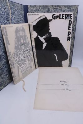 un vieux livre sur lequel figure l'image d'un homme portant un haut-de-forme