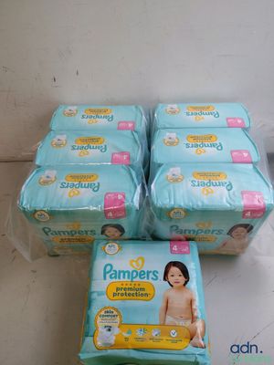 quatre paquets de couches pour bébés empilés les uns sur les autres