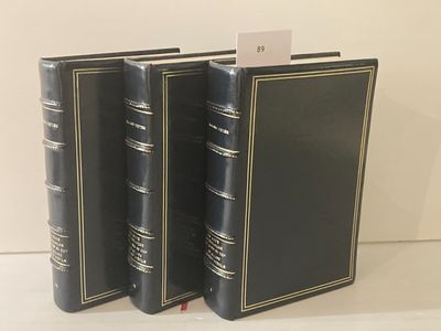 deux livres noirs posés l'un sur l'autre sur une table