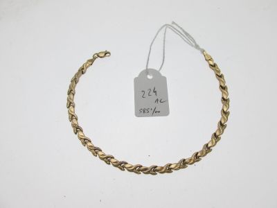 gros plan d'un bracelet en or portant une étiquette de prix