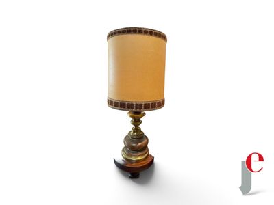 une lampe posée sur une table