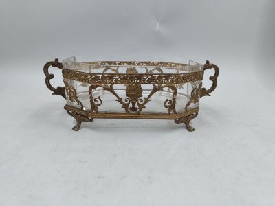 un saladier ancien en laiton et en verre, muni de poignées