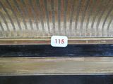un gros plan sur une plaque d'immatriculation apposée sur une porte