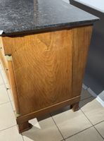 Commode en placage de noyer ouvrant à quatre tiroirs, les mo… (photo 4)