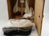 une petite boîte en bois contenant une paire de chaussures