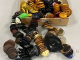 une boîte de boutons assortis posée sur une table