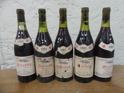 six bouteilles de vin sont alignées sur une table en bois