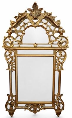 un miroir au cadre doré richement décoré, orné d'un motif raffiné