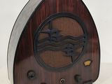 une vieille radio posée sur une table