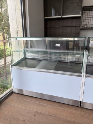 une image d'une vitrine dans un magasin