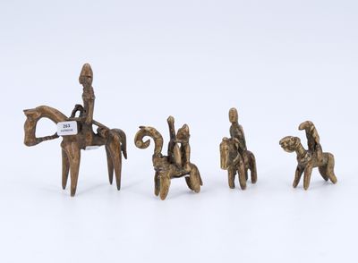 trois figurines en bronze représentant un homme à cheval et une femme à cheval