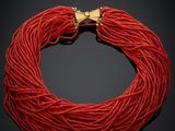 un gros plan d'un collier rouge sur fond noir