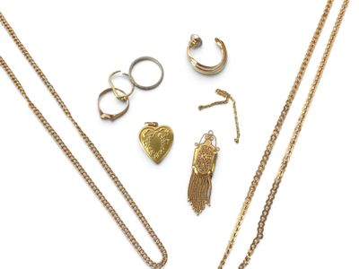Plusieurs bijoux sont disposés sur une surface blanche