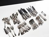 plusieurs fourchettes et cuillères disposées sur une table