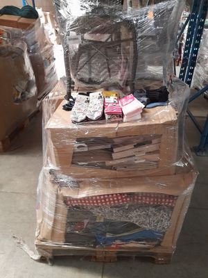 une pile de cartons posée sur un chariot dans un entrepôt