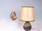une lampe posée sur une table à côté d'un vase