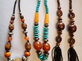 trois colliers et un collier orné de perles sur un fond blanc