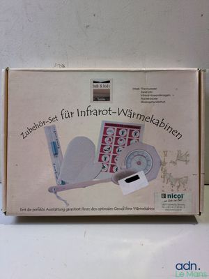 emballage d'une cuvette de WC blanche, avec le couvercle ouvert et le couvercle fermé