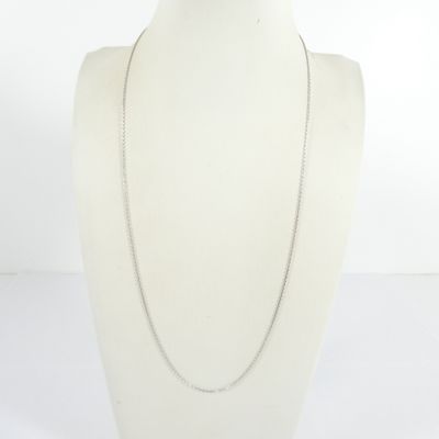 un torse de mannequin blanc orné d'une chaîne argentée